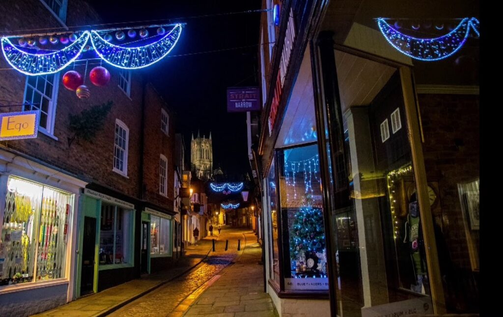 Lincoln's Christmas Lights Walking Tour
Lincoln's Christmas lights will delight you on this free festive tour.
They are hosting a special Christmas event as part of the Lincoln Free Walking Tour. You can experience the beauty of Cornhill Quarter while wandering down Castle Square from the west front of Lincoln Cathedral. The tour includes stories about Lincoln's fascinating and historic Steep Hill and High Street, plus some festive tales sprinkled throughout.
Only the 15th and 22nd of December are available for these tours. I would appreciate your consideration when booking. Despite the fact that this is a free tour, we have limited capacity and others may not be able to book if someone cancels without notice.
We're excited to announce the release of the Lincoln Christmas Guide!
The festive tour guide will take place on Thursday 22nd December from 5.30pm to 7.00pm and is free to attend. Meet outside the west front of Lincoln Cath
